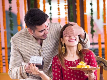 Raksha Bandhan 2022: Don't forget to give 'this' a gift if you want to tie the knot of relationship! | Raksha Bandhan 2022: ऋणानुबंधाच्या गाठी घट्ट बांधायच्या असतील तर 'हे' एक गिफ्ट द्यायला अजिबात विसरू नका!