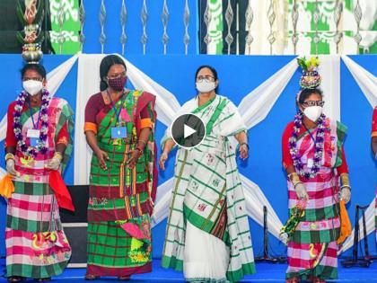 west bengal cm mamata banerjee perform folk dance with artists watch video independenceday celebrations | VIDEO: स्वातंत्र्य दिनाचा कार्यक्रम सुरू असतानाच ममता बॅनर्जी व्यासपीठावरुन खाली उतरल्या अन्...