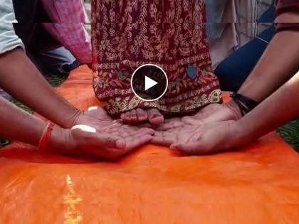 bihar martyred jawans mother honored in vaishali youth laid palms under feet of martyr mother watch video | VIDEO: माँ तुझे सलाम... शहीद वीराच्या आईच्या चरणाशी तरुणांनी अंथरली तळहाताची चादर अन्...