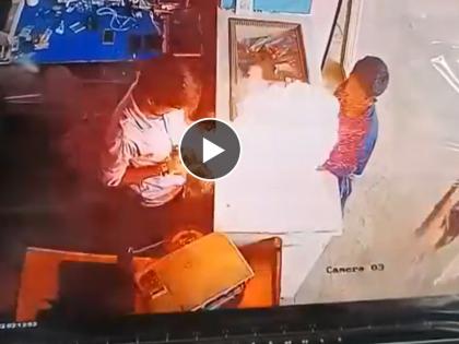 mobile phone expolied in shop shocking clip goes viral on social media | मोबाइलची बॅटरी काढताच दुकानात झाला जोरदार स्फोट; CCTV मध्ये घटना कैद, पाहा...