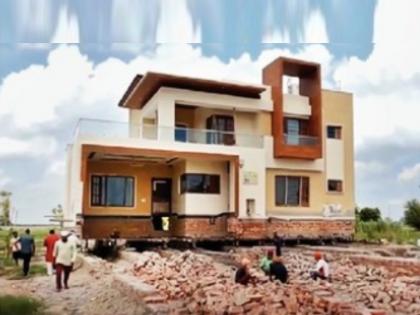 farmer moving the whole house worth one and a half crores came on the way to the highway | शेतकऱ्याचा नादच खुळा! पठ्ठ्या अख्खे घरच सरकवून घेतोय!! दीड कोटीचे घर आले महामार्गाच्या वाटेत