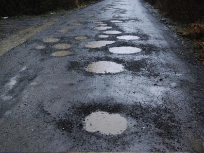 Bombay High Court decision to set up special bench for potholes on roads in the state | राज्यातील रस्त्यांवरील खड्ड्यांसाठी विशेष खंडपीठ स्थापन करणार, मुंबई हायकोर्टाचा निर्णय