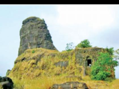 Fall of historic Karnala fort The walls of the castle collapsed the entrance arch in a state of collapse | ऐतिहासिक कर्नाळा किल्ल्याची पडझड; वाड्याच्या भिंती ढासळल्या, प्रवेशद्वार कमान कोसळण्याच्या स्थितीत