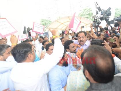 MLAs of the Shinde faction and NCP clashed with each other | ‘तिसऱ्या’ सभागृहातला राडा; विधानभवनाची पायरी ही एकमेकांच्या अंगावर धावून जाण्यासाठी नाही