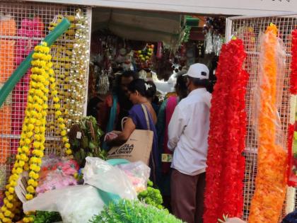 Raigad ganesh festival bazarpeth and shop crowded | बाप्पाच्या आगमनाने रायगडकरांच्या उत्साहाला महापूर, बाजार पेठांमध्ये फुल, फळांसह पुजेचे सामान खरेदीची लगबग