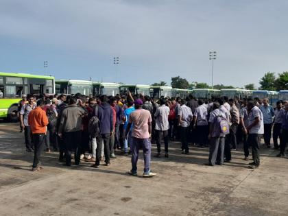 Finally after four and a half hours strike of Nashik City Link bus employees is called off | अखेर साडेचार तासानंतर नाशिक सिटी लिंक बस कर्मचाऱ्यांचा संप मागे, प्रवाशांचा जीव भांड्यात