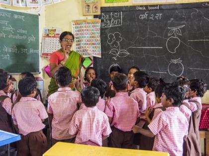 photo of teacher in the classroom but teachers went for counting cattle | वर्गात आहे तो गुरुजींचा ‘फोटो’; गुरुजी गेले गुरं मोजायला...!