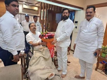 MP Gajanan Kirtikar took darshan of Chief Minister Ganapati | खासदार गजानन कीर्तिकरांनी घेतले मुख्यमंत्र्यांच्या गणपतीचे दर्शन, ठाकरेंची साथ सोडणार?