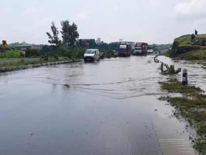 Water on Nashik Pune highway due to heavy rain | मुसळधार पावसामुळे नाशिक-पुणे महामार्गावर पाणीच पाणी