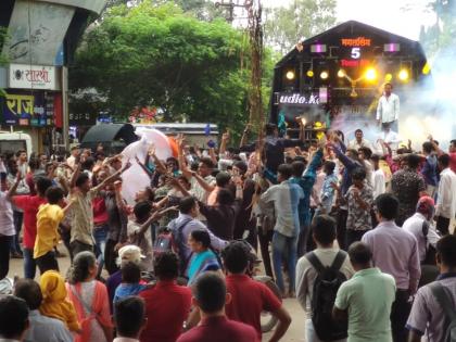 Ganesh immersion procession continues in Kolhapur even after 24 hours immersion of 1003 idols till 11 am | कोल्हापुरात चोवीस तास उलटूनही गणेश विसर्जन मिरवणूक सुरूच, सकाळी ११ पर्यंत १००३ मूर्तींचे विसर्जन