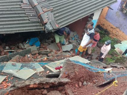 Three people including a mother and children were seriously injured wall collapsed on a house in Uran | उरणमध्ये संरक्षण भिंत घरावर कोसळून आई मुलांसह तीनजण गंभीर जखमी 