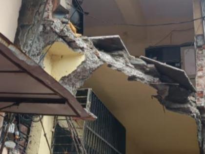 Ulhasnagar one person injured gallery of the building fell on the neighboring house | उल्हासनगरात इमारतीची गॅलरी शेजारील घरावर पडून एकाचा तर एक जण जखमी