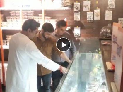 mns chief Raj Thackeray bought four cakes from a cake shop in Chandrapur watch video | VIDEO: कुछ मीठा हो जाए...राज ठाकरेंनी चंद्रपुरातील 'केक शॉप'मधून खरेदी केले चार केक; कारण...