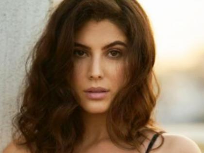 iran hijab protest 2022 actress elnaaz norouzi reveals how she was tortured for wearing tight pants mahsa amini | घट्ट पॅंट घातली म्हणून अभिनेत्रीला नेलं पकडून, पुढे जे घडलं ते ऐकून बसेल धक्का!