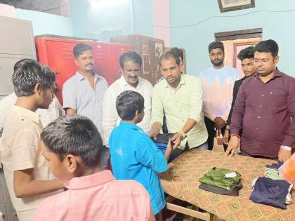 Diwali sweet for disabled and deaf children in children's home in Ulhasnagar | उल्हासनगरातील बालगृहातील अपंग व मुखबधिर मुलांची दिवाळी गोड