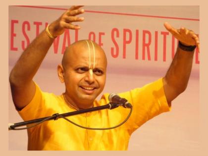 Gaur Gopal Das says, 'If you want God's company, learn to trust Him unquestioningly!' | गौर गोपाल दास सांगतात, 'देवाची सोबत हवी असेल तर त्याच्यावर निःशंकपणे विश्वास टाकायला शिका!'