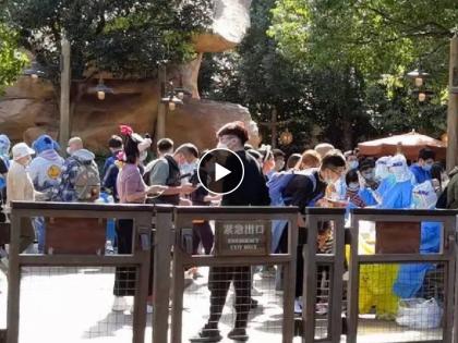 china coronavirus lockdown in shanghai disneyland park covid 19 | डिस्नेलँडमध्ये फिरत होते शेकडो लोक अन् चीननं लॉकडाऊन जाहीर केलं; सगळे अडकले, पाहा Video