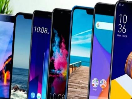 Expensive smartphones lure Indians sales rise in premium segment Back to budget fences | महागड्या स्मार्टफाेनची भारतीयांना भुरळ, प्रीमियम सेगमेंटमध्ये विक्री वाढली; बजेट फाेन्सकडे पाठ