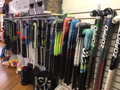 Hockey stick disappeared from sports shops After cricket now prefer badminton, lawn tennis | स्पाेर्ट्सच्या दुकानांतून हॉकी स्टिक झाली गायब! क्रिकेटनंतर आता बॅडमिंटन, लॉन टेनिसला प्राधान्य