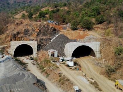 Kashedi Ghat will be passed in two minutes now A tunnel will be open by the end of March | गाववाल्या नू...ऐकलस काय...कशेडी घाट आता २ मिनिटांत पार, मार्चअखेरपर्यंत एक बोगदा होणार खुला!