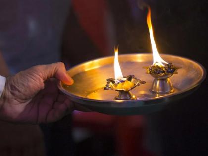 Sankashti Chaturthi 2022: Aarti should be taken from Ghee Niranjana without turning palm from Camphor Aarti! -Vishnudharmottarapurana | Sankashti Chaturthi 2022: कापूर आरती वरून तळहात न फिरवता तुपाच्या निरांजनावरून आरती ग्रहण करावी! -विष्णुधर्मोत्तरपुराण