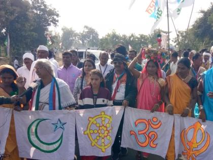 Displaced tribal brothers of Sardar Sarovar participated Rahul Gandhi Bharat Jodo Yatra reached Wadegaon in Akola district | सरदार सरोवरातील विस्थापित आदिवासी बांधव झाले सहभागी, राहुल गांधी यांची भारत जोडो यात्रा अकोला जिल्ह्यातील वाडेगावात दाखल