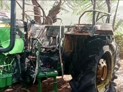 The self respecting sugarcane ban movement turned violent unknown persons set fire to a sugarcane tractor in Indoli | स्वाभिमानी ऊसतोड बंद आंदोलन कराडात चिघळले, इंदोलीत अज्ञाताने ऊस ट्रॅक्टर पेटवला