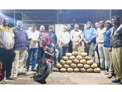 53 kg of ganja worth Rs 8 lakh seized after chasing Cinestyle, Amalner police action | सिनेस्टाईल पाठलाग करून  ८ लाख रुपये किमतीचा ५३ किलो गांजा जप्त, अमळनेर पोलिसांची कारवाई