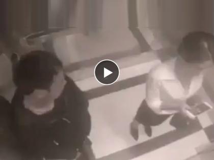 man beaten by a girl while he is molesting her in lift video viral on social media | VIDEO: लिफ्टमध्ये तरुणीसोबत करत होता छेडछाड, टवाळखोराला अशी घडली जन्माची अद्दल!