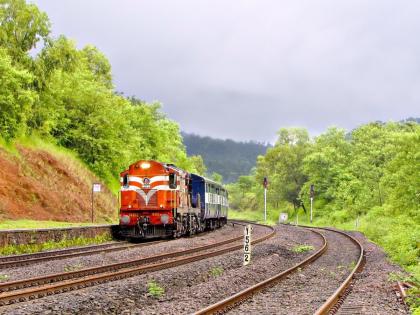 An overhead equipment wire on the Konkan railway line broke down, causing the schedule to collapse | कोकण रेल्वे मार्गावरील ओव्हरहेड एक्युपमेंट वायर तुटल्याने वेळापत्रक कोलमडले 