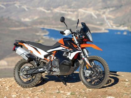 KTM 890 Adventure R बाइक पाहिलीत का? कारपेक्षाही दमदार इंजिन अन् जबरदस्त फिचर्स