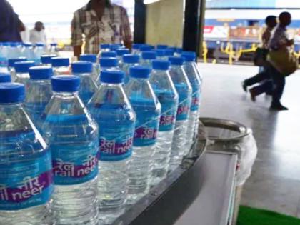 indian railway news irctc contractor charge five rupees more on water bottle fined for one lakh rupees | पाण्याच्या बाटलीवर ५ रु ज्यादा घेतले, रेल्वेनं ठेकेदाराला ठोठावला १ लाखांचा दंड!