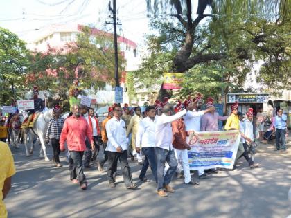 A unique movement of the bridegrooms of Mohol in Solapur as they are not getting a girl for marriage | लग्नासाठी मुलगी मिळत नसल्याने मोहोळ येथील नवरदेवांचे सोलापुरात अनोखे आंदोलन