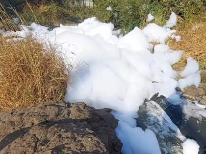 Pollution foams over Valdhuni river in Ambernath | अंबरनाथच्या वालधुनी नदीवर प्रदूषणाचा फेस