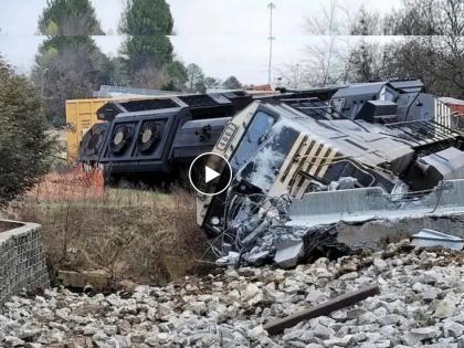 train derail after collides with truck carrying concrete beam shocking accident video | सीमेंट-काँक्रीटनं भरलेल्या ट्रकला चिरुन निघाली ट्रेन, थरारक Video होताय तुफान व्हायरल; पाहा...