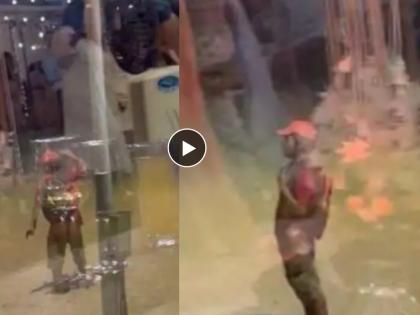 Delivery man dances on song Sapne mein milti hai outside wedding hall Netizens call Enjoying the moment Watch video | सपनों मैं मिलती है! 'झोमेटो'च्या डिलिव्हरी बॉयचा लग्नाच्या हॉलबाहेर धमाल डान्स, नेटिझन्स झाले खूश