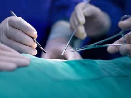 blade left in woman stomach by surgeons for five days after ovary operation | ऑपरेशननंतर महिलेच्या पोटात होत होती हालचाल, सत्य जेव्हा कळालं तेव्हा सर्वांनाच बसला झटका!