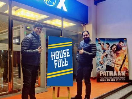 shahrukh khan movie pathaan house full in kashmir valley inox housefull sign back after 32 years | Pathaan Housefull Show: काश्मीरमध्ये 'पठाण'ची धूम; खोऱ्यात तब्बल ३२ वर्षांनी 'हाऊसफुल्ल' झाला सिनेमा हॉल!