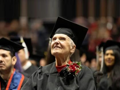 Ninety-year-old woman is oldest person to graduate from Illinois university | ७१ वर्षांनी, नव्वदीत आजींनी घेतली पदवी!