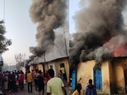 Fire guts five garment factories in Solapur | मोठी बातमी! सोलापुरातील कपड्यांचे पाच कारखाने आगीत जळून खाक