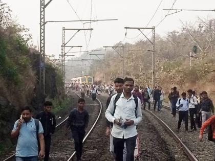 Express Engine Malfunction at Asangaon Station Central Railway Service Disrupted; Footsteps of hundreds of passengers | आसनगाव स्थानकात एक्स्प्रेस इंजिनात बिघाड, मध्य रेल्वे सेवा विस्कळीत; शेकडो प्रवाशांची पायपीट