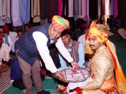 the groom took only one rupee and coconut in dowry in pali rajasthan | नवरदेवानं ११.५१ लाख रुपये केले परत, फक्त १ रुपया अन् श्रीफळ घेत लग्न केलं, वधू पित्याच्या डोळ्यात अश्रू!