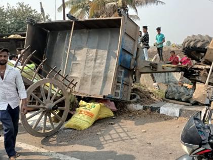 A pair of bullocks killed in a collision with a speeding tractor Anger of the villagers against the police administration along with the sand mafia | भरधाव ट्रॅक्टरच्या धडकेत बैल जोडी ठार; वाळू माफियांसह पोलीस प्रशासनाविरोधात ग्रामस्थांचा संताप