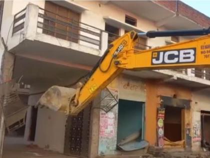 ghazipur bulldozer action at the house of mukhtar ansari gang member kamlesh singh pradhans building | माफिया डॉन मुख्तार अन्सारीच्या गँगमधील म्होरक्याला दणका, कोट्यवधींच्या घरावर 'बाबा का बुलडोझर'!