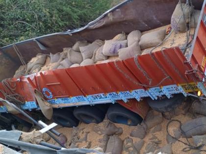 A truck loaded with sacks of corn overturned in a drain; Driver missing, cleaner seriously injured | मक्याच्या गोण्यांनी भरलेला ट्रक नाल्यात उलटला; चालक बेपत्ता, क्लिनर गंभीर जखमी 