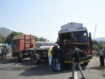 A trailer collided with a tanker on the Mumbai Goa highway | मुंबई गोवा महामार्गावर ट्रेलरची टँकरला धडक 