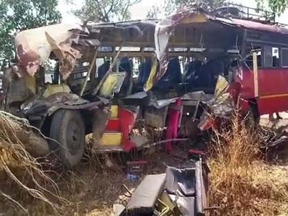 ST accident in Nashik death of one female passenger along with female conductor Many injured | नाशिकमध्ये एसटीचा भीषण अपघात, महिला वाहकासह एका महिला प्रवाशाचा मृत्यू; अनेक जण जखमी