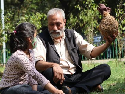 india nest man inspiring story who made 250000 nests for birds trains tricks to students | या चिमण्यांनो परत फिरा रे...भारताचा 'नेस्ट मॅन' ज्यानं चिमण्यांसाठी बनवलीत २,५०,००० घरटी!