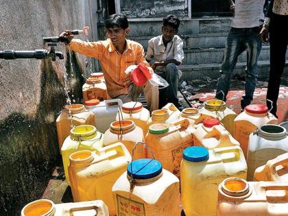 Pay and buy water Water shortage in Mumbai including Koliwada citizens are suffering | पैसे द्या, पाणी विकत घ्या! कोळीवाड्यांसह मुंबईत पाणीबाणी, नागरिकांची सुरू आहे वणवण