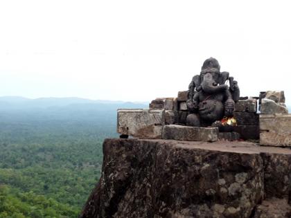 Ganesh Temple: Since the ninth century, Ganesh Bappa has been sitting alone on the top of 'this' mountain to meet the devotees! | Ganesh Temple: नवव्या शतकापासून भक्तांच्या भेटीसाठी 'या' डोंगर माथ्यावर एकटाच बसला आहे गणपती बाप्पा!